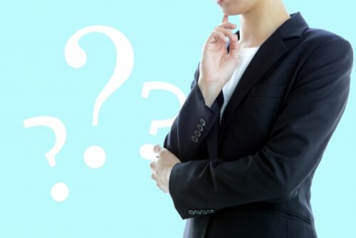 businessperson-wondering-with-question-marks-about-ineffective-english-audio-materials-listing-reasons